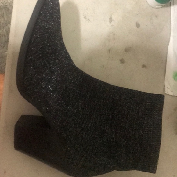 Jane and the shoes - Picture 2 of 3